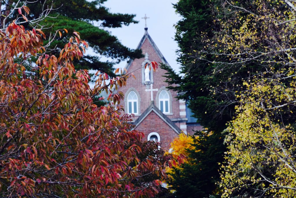 紅葉に彩られる修道院