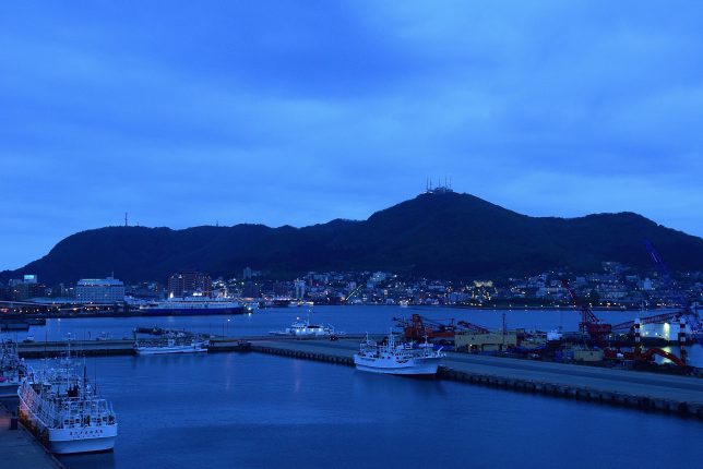 夕暮れの函館港