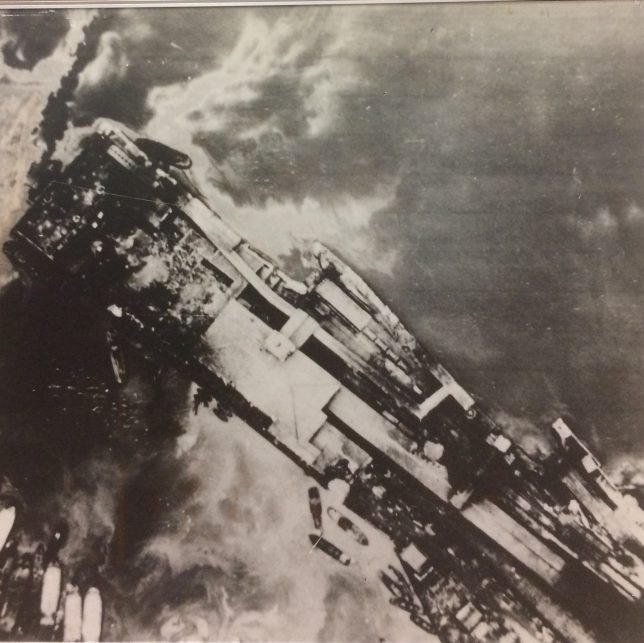 空襲で攻撃を受ける函館桟橋