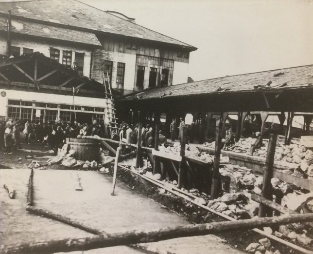 爆撃された函館駅構内を視察する占領軍
