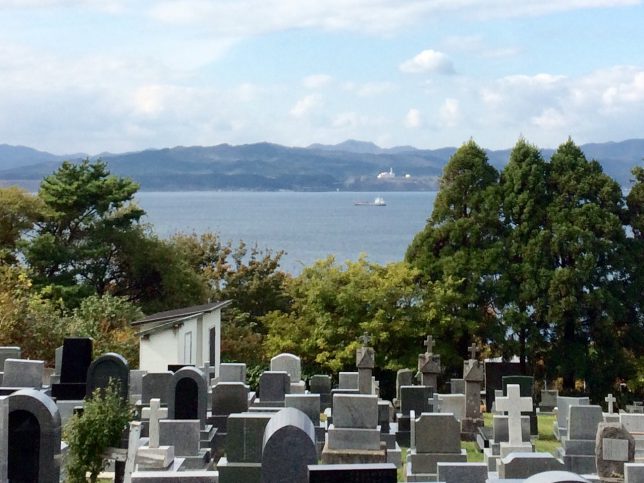 函館湾を望む墓地