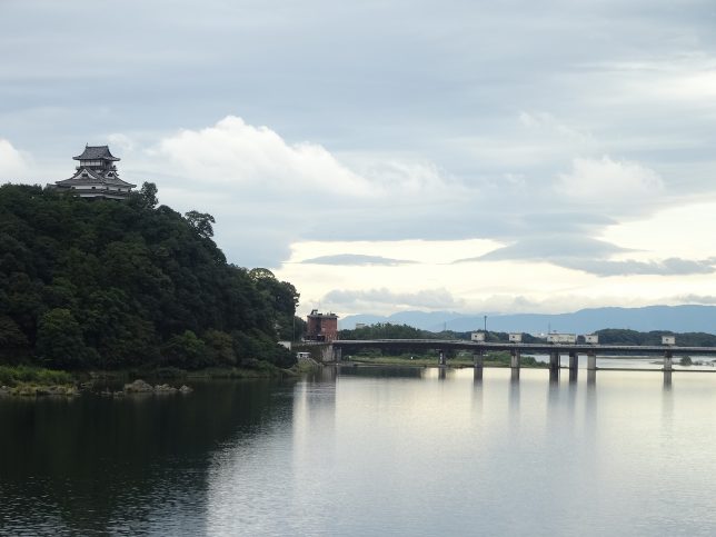 木曽川からみる犬山城