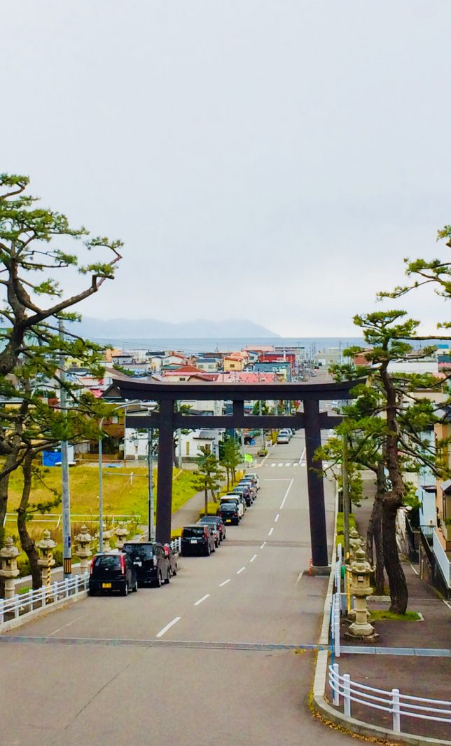 函館八幡宮から津軽海峡を望む