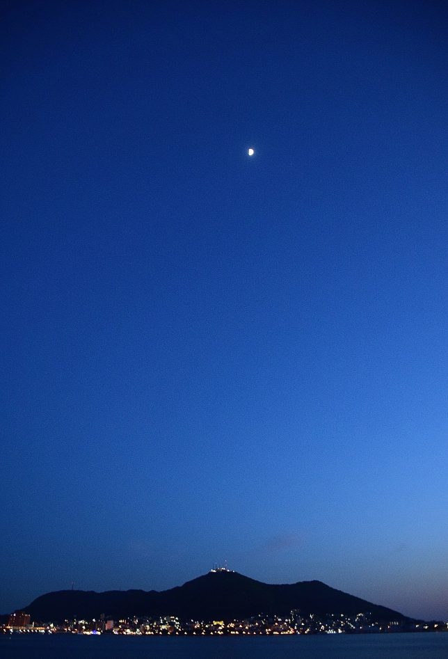 函館港に昇る月