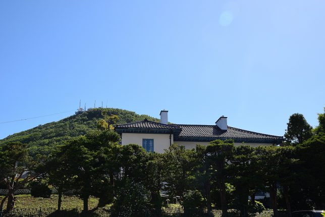 旧英領事館の背後に函館山が見える
