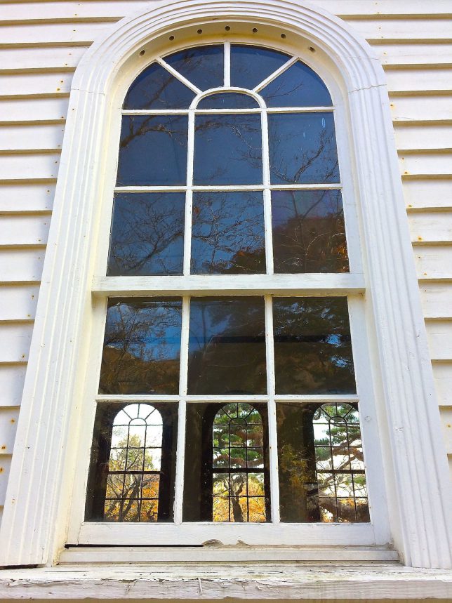 旧博物館二号の窓から紅葉を覗く