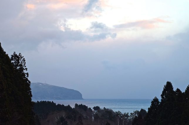 修道院の敷地から津軽海峡と函館山が見える
