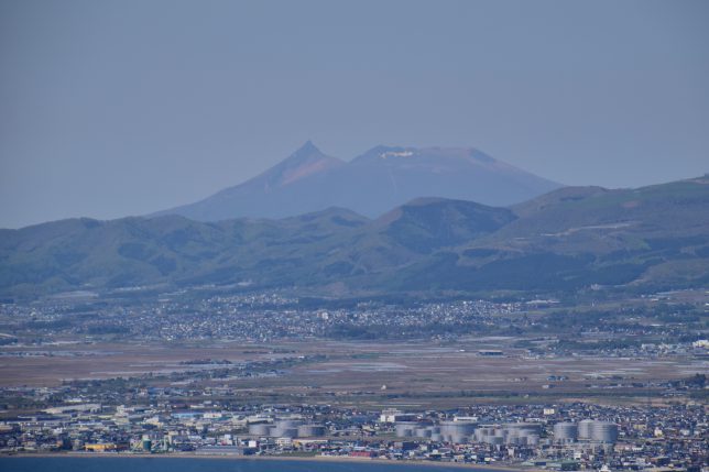 函館湾、大野平野を越えて見える駒ヶ岳の雄姿