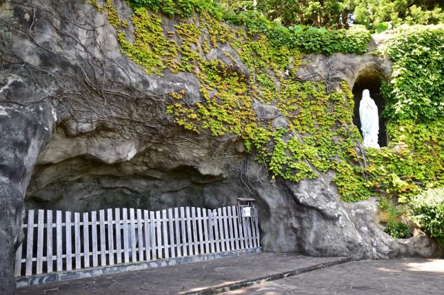 ルルドの洞窟と聖母マリア像 