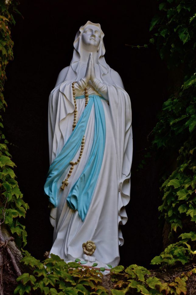 天に祈る聖母マリア像