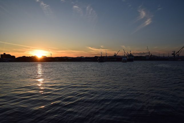 函館港の西に沈む夕陽