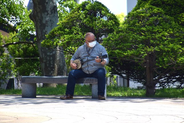 函館公園で沖縄の三線で「島人ぬ宝」を弾き語りで歌っている方がいた。