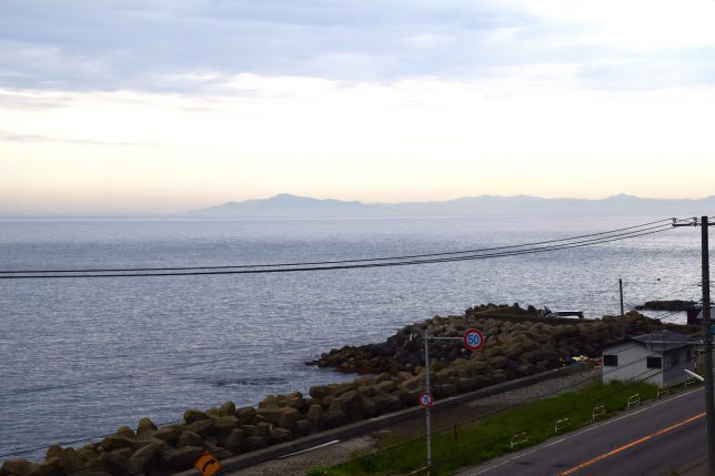 汐首灯台から津軽海峡を見る。津軽海峡の向こうは渡島半島である。