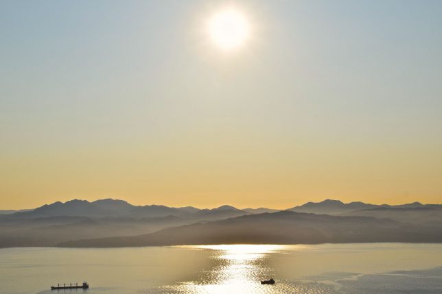 函館山の頂上に着くと太陽が函館湾の西の空に沈もうとしているところだった。
