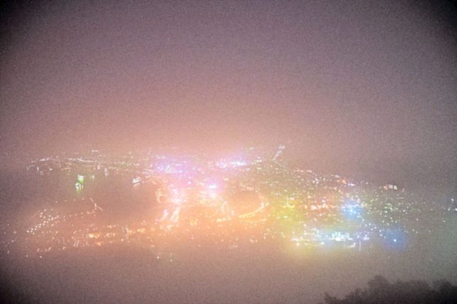 夜になると霧が深く立ちこめ、やがて街の灯りが霞んできて夜景がほとんどみえなくなった。