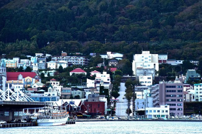 青函連絡船記念館の摩周丸前から元町の街並みをみる。正面に八幡坂が見える。