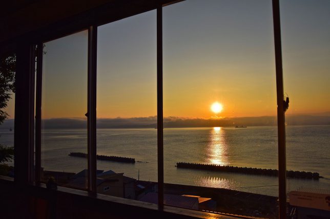 時々寄るカフェから見る函館湾の夕日。このカフェで紅茶を飲み本を読みながら夕日をみるのを愉しみにしている。