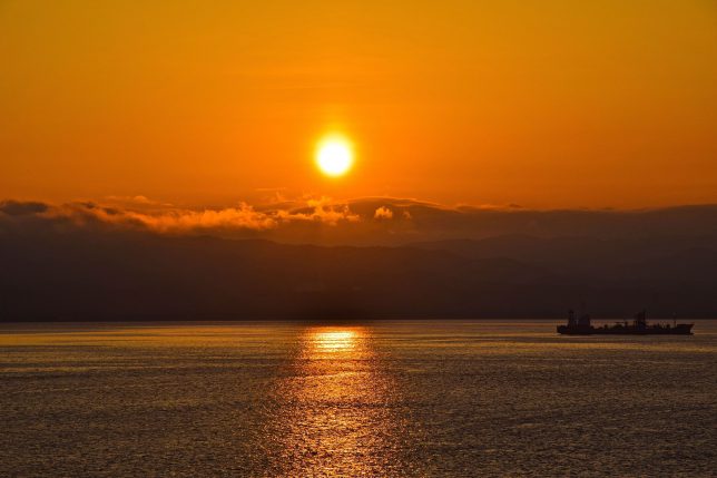 函館湾の夕日がもう少しで沈もうとしている。水面に映る夕日の名残りが綺麗だった。