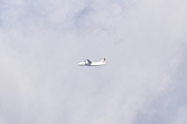 住吉漁港に立って空を見上げたら函館空港から離陸した飛行機が見えた。