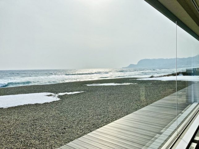 店内の大きな開口部から津軽海峡が見える。