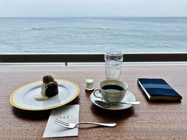 ２階はカフェになっていた。読みかけの文庫本を読もうと思ったが、しばし津軽海峡を見ることに時間を費やしてしまった。