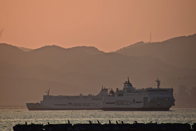 函館と青森を結ぶフェリーの往路船と復路船がちょうど行き交うところだった。もうすっかり空が赤く染まってきた。
